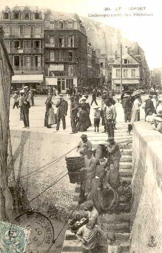 Le Tréport. Embarquement des pêcheurs
