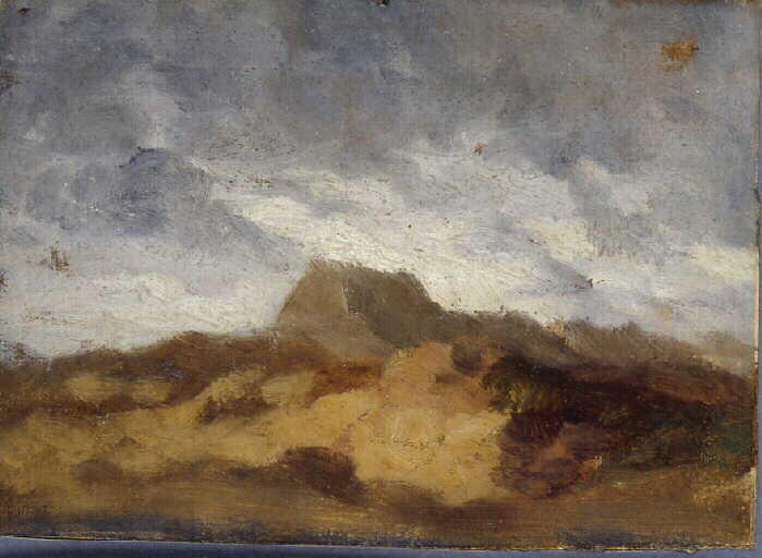 Ciel nuages gris et montagne brune