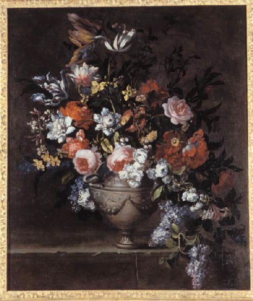 Fleurs dans un vase de metal