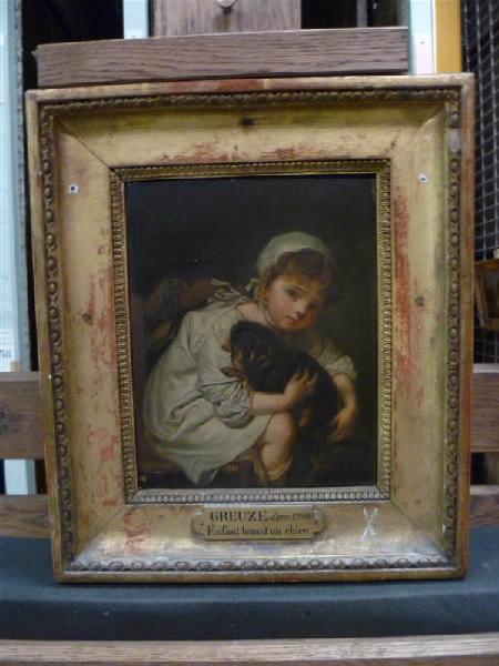 Une jeune enfant qui joue avec son chien