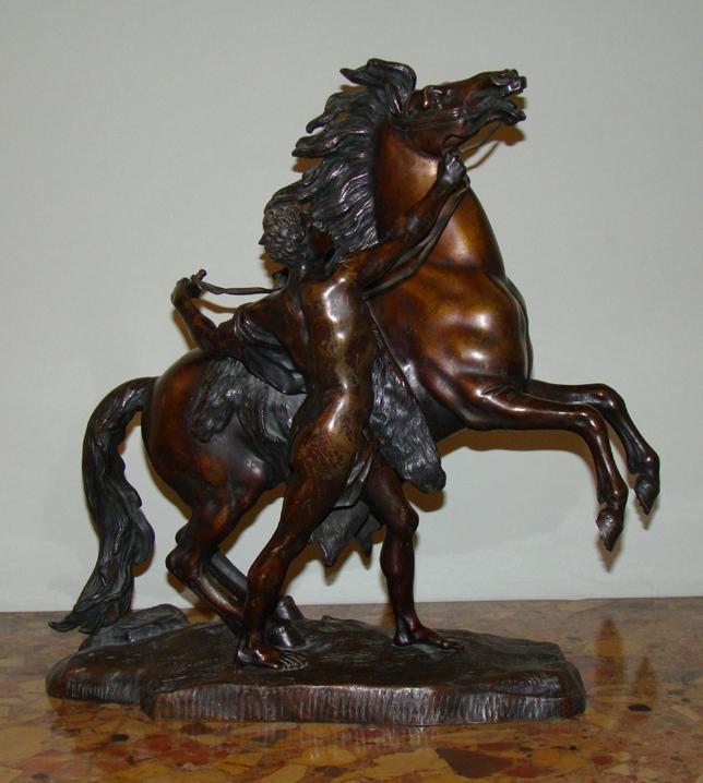 Cheval arrêté par un homme noir