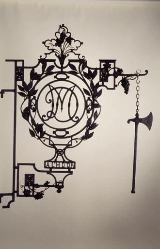 Enseigne d'hôtellerie, à la hache d'or ou à l'âge d'or