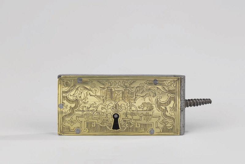 Serrure à queue de cochon et décor à la Bérain