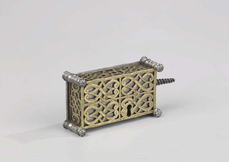 Serrure à queue de cochon et coins en rosettes