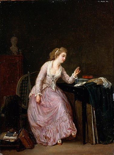 Jeune femme regardant une miniature