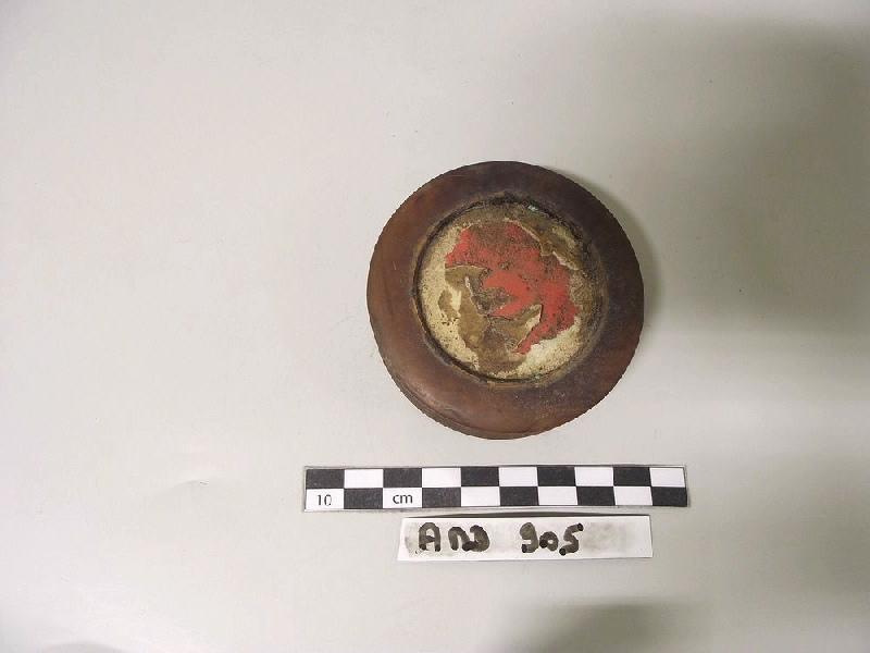 Boîte ronde en bois décorée d'une tête d'homme de 3/4