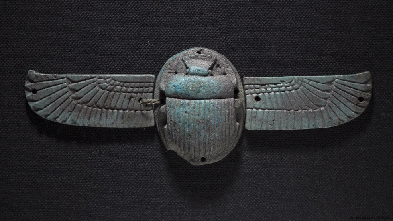 Scarabée de coeur ailé