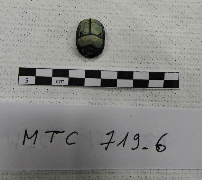 Scarabée avec inscription