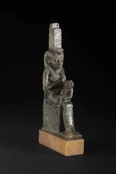 Isis allaitant Horus