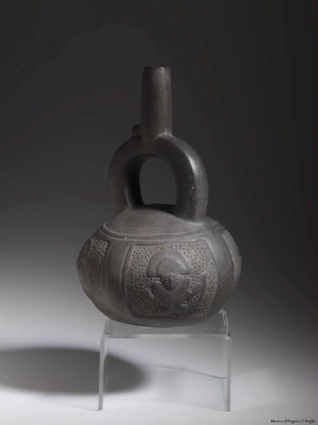 Vase à anse en étrier