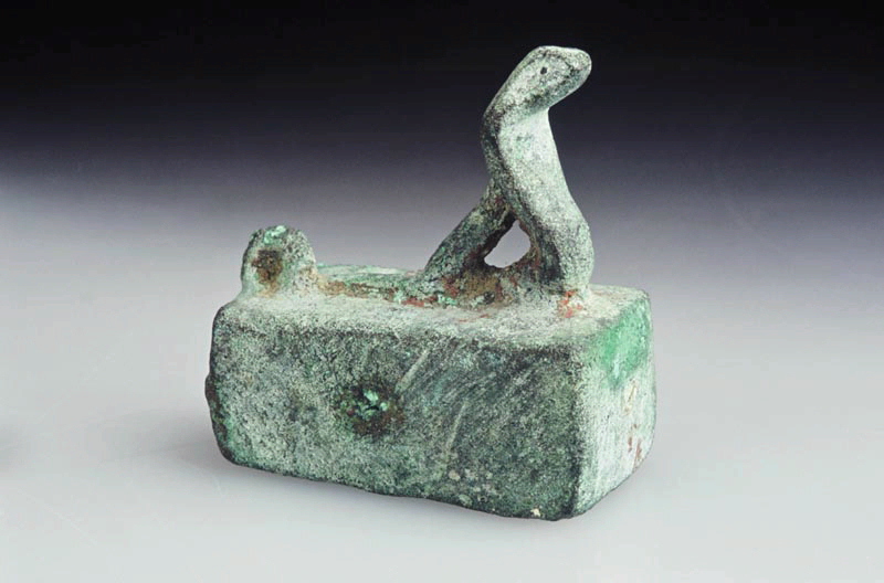 Boîte votive surmonté d'un serpent ; Petit sarcophage de serpent