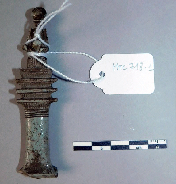 Amulette en forme de pilier djed ; Pilier djed surmonté de la couronne atef