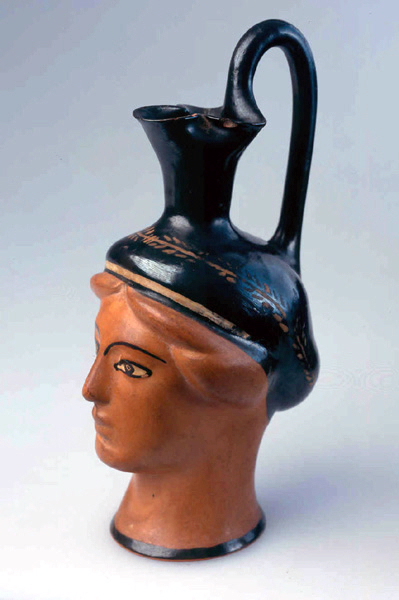 Oenochoé en forme de tête féminine avec guirlande de fleurs ; Oenochoé plastique à la tête féminine ; vase plastique