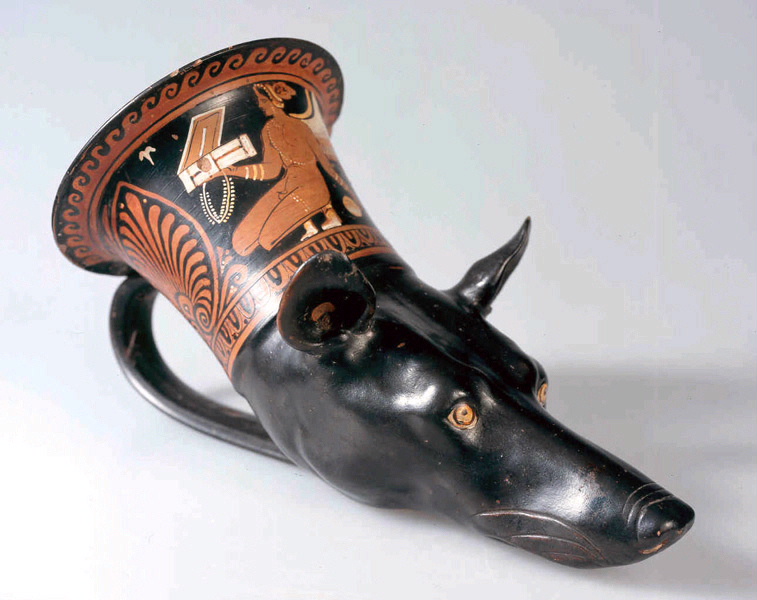 Rhyton à tête de lévrier à l'Eros tenant un coffret ; Tête de lévrier avec représentation d'Eros
