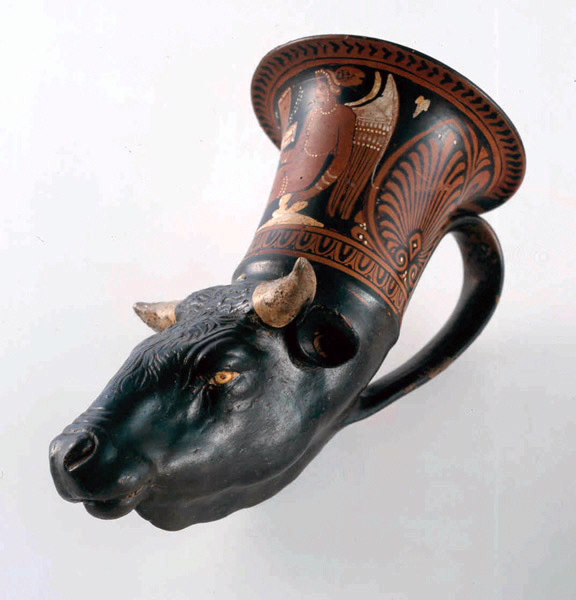 Rhyton à tête de taureau à l'Eros tenant un coffret ; Rhyton à tête de bouvillon (Titre de la notice de Catherine Lesseur, 2005-2006) ; Tête de taureau avec représentation d'Eros (Titre de la notice de Catherine Lesseur, 2005-2006)