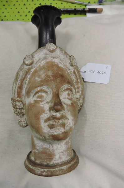 Oenochoé en forme de tête féminine ; Vase plastique ; Tête de femme