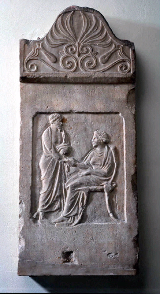 Stèle funéraire à anthémion à la scène de dexiôsis ((couronnement de palmettes))