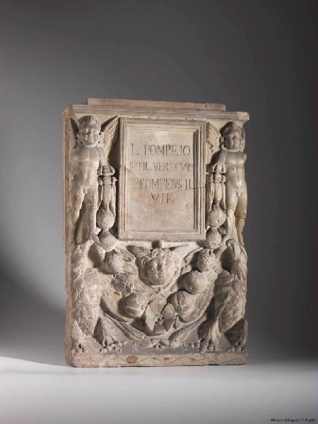 Fragment d'urne cinéraire de Lucius Pompée