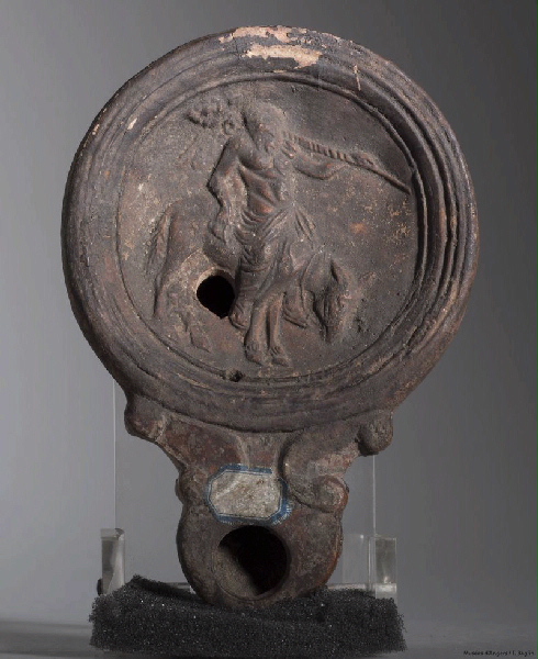 Lampe à bec ornée d'un silène chevauchant un âne