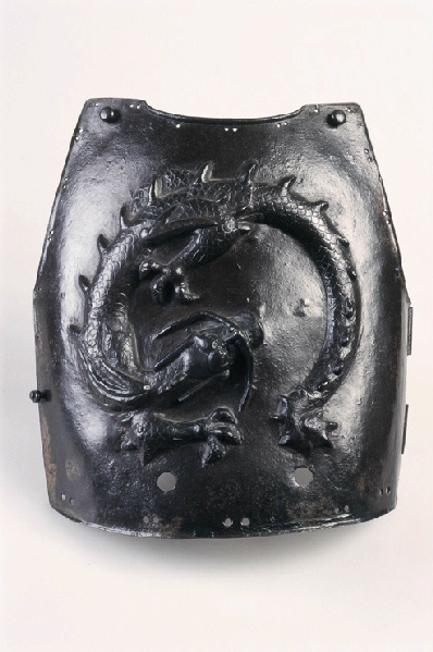 Cuirasse à décor de dragon ; Plastron de cuirasse en fer (Titre de la notice du catalogue " Gardes du soleil levant . armes, armures et accessoires du guerrier japonais", Angers, musée Pincé , 1995-1996)
