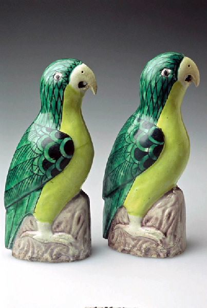 Perroquet à ventre jaune sur un rocher (Titre de l'inventaire réglementaire 1993-2003) ; Statuette de perroquet (autre titre)