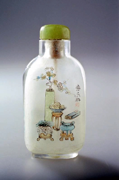 Flacon à tabac, décor de paysage et d'objets de lettrés ; Flacon à tabac, décor de vase fleuri