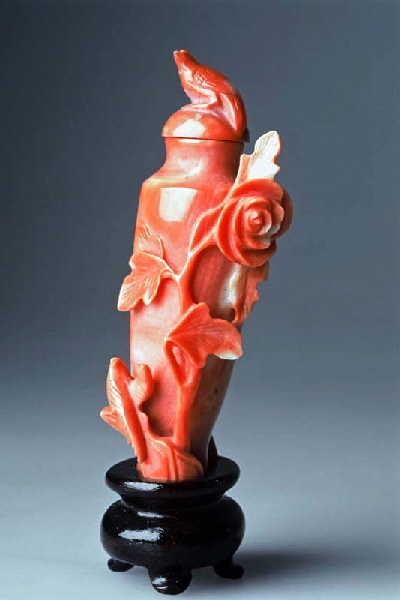 Flacon à tabac, décor sculpté végétal et animal