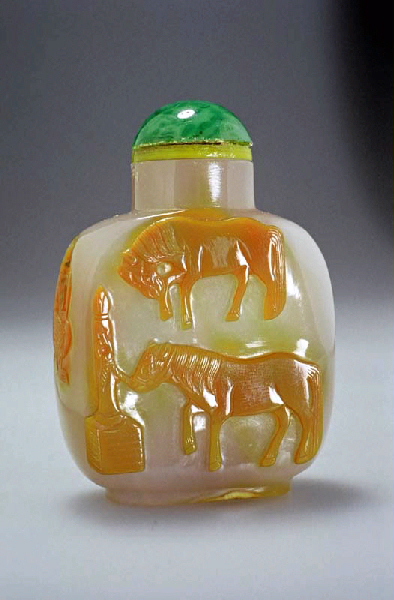 Flacon à tabac, décor de chevaux