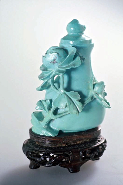 Flacon à tabac, décor sculpté de rameaux et fleurs de pivoines