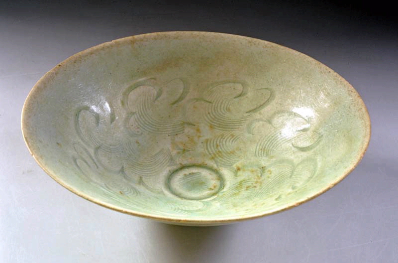 Bol à thé de type Qingbai ; Coupe à décor de nuages gravés (ancien titre)