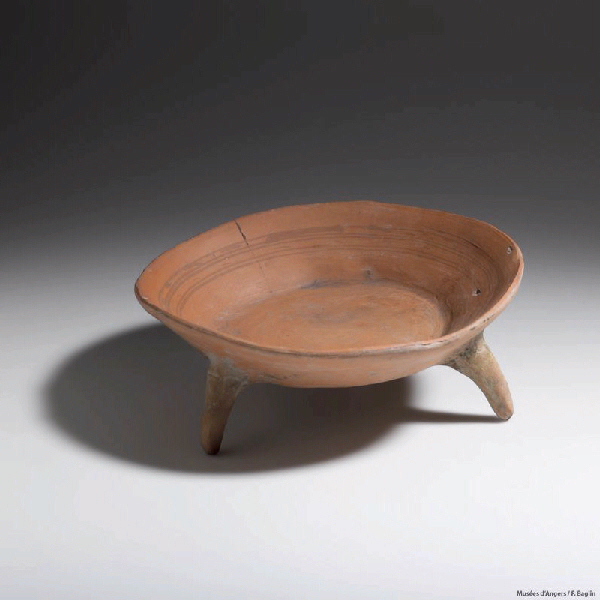 Coupe tripode aztèque, type noir sur orange tardif