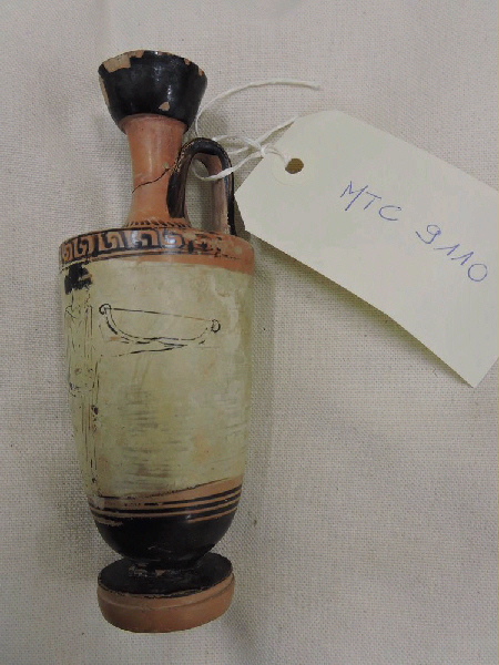 Lécythe à décor d'Artémis présentant son arc ; Lécythe à décor de jeune femme tenant une coupe (Hypothèse (iconographie))