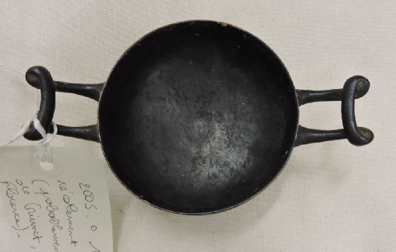 Coupe à décor peint sur vernis noir