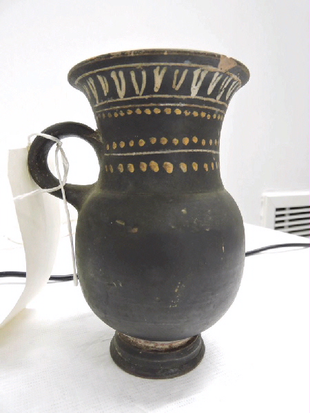 Olpé à décor peint sur vernis noir