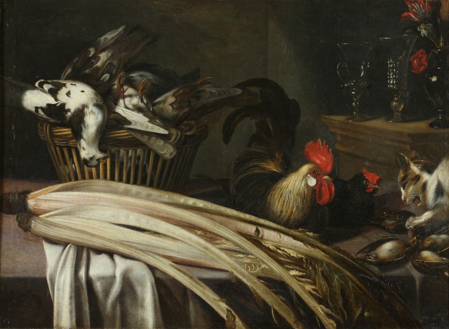 Coin de pièce avec pigeons morts dans une corbeille, coq, poule, chat et cardons sur une table