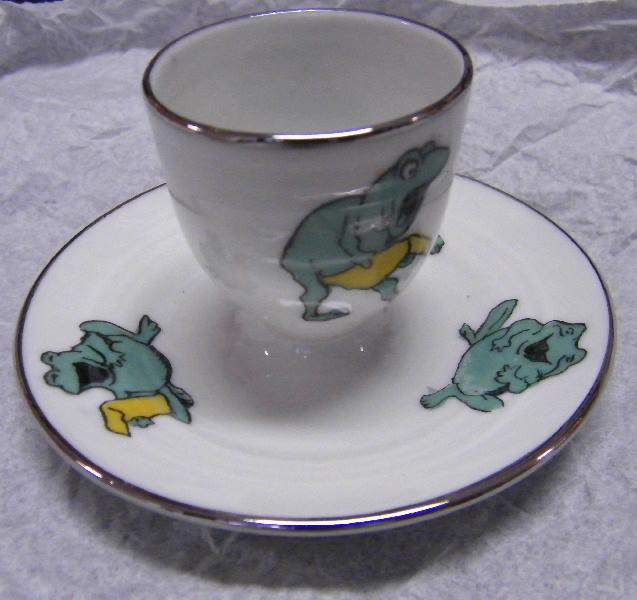 Assiette et coquetier fondus à décor de grenouilles