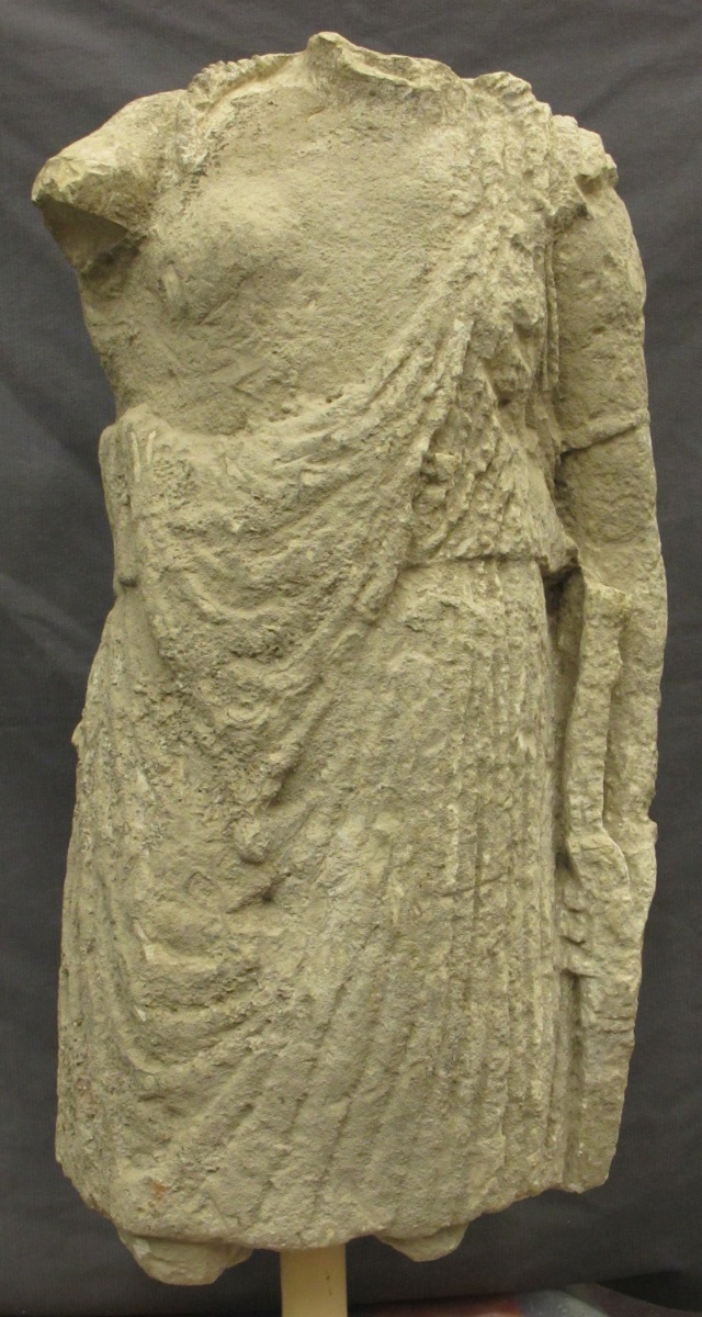 Torse de Diane chasseresse en pierre calcaire