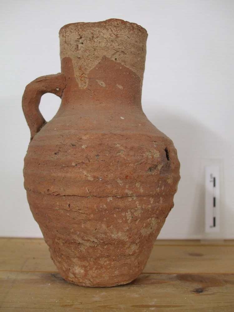 Poterie à long col, anse unique et fond plat