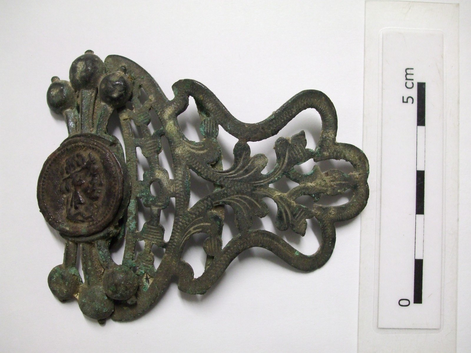 Broche ou élément décoratif de vêtement