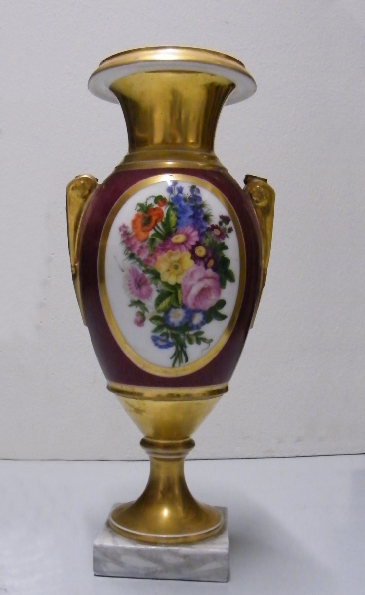 Vase de Sèvres avec un fond rose à fleurs