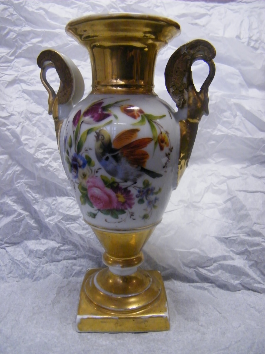 Deux vases à décor d'oiseau et de fleurs