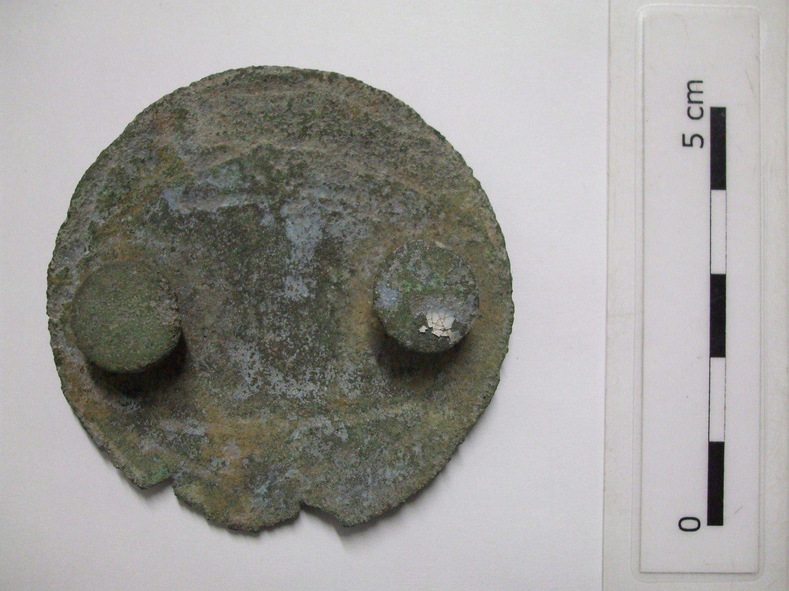 Deux disques de tôle de bronze avec rivets