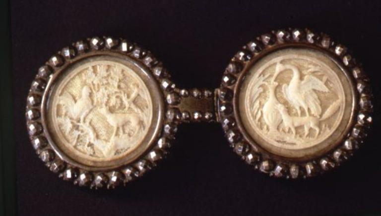 Boucle de ceinture ou agrafe de cape ; Le Coq et le Renard, II, 15 ; Le Renard et la Cigogne, I, 18