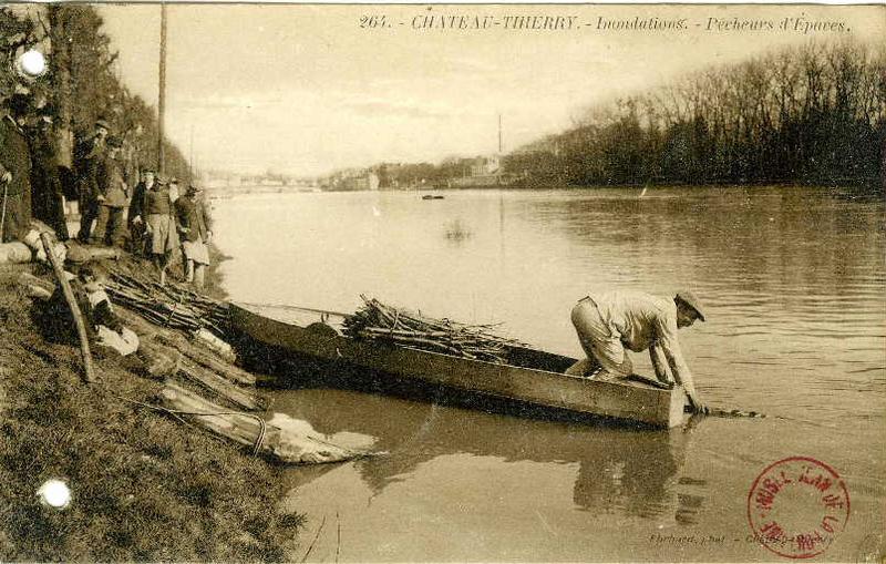 Château-Thierry - inondations - Pêcheurs d'épaves