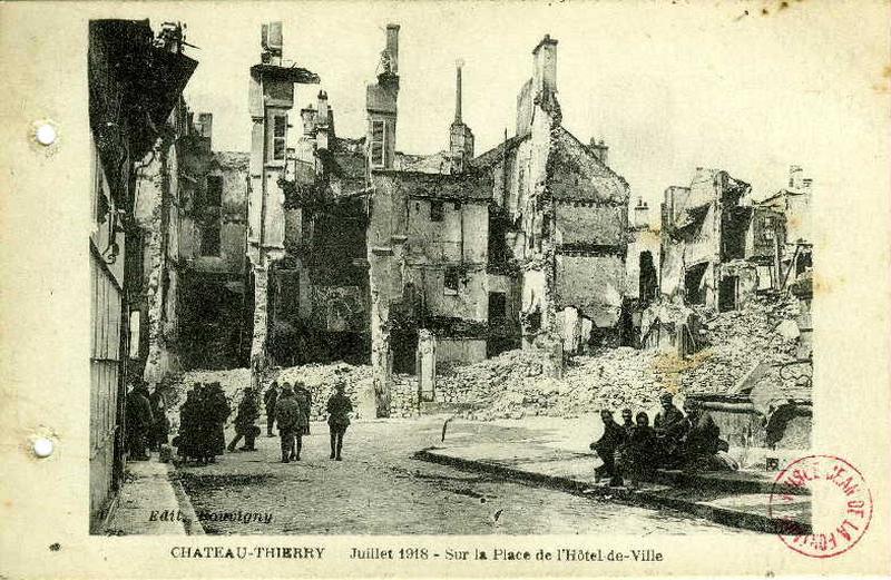 Château-Thierry - Sur la place de l'hôtel de ville