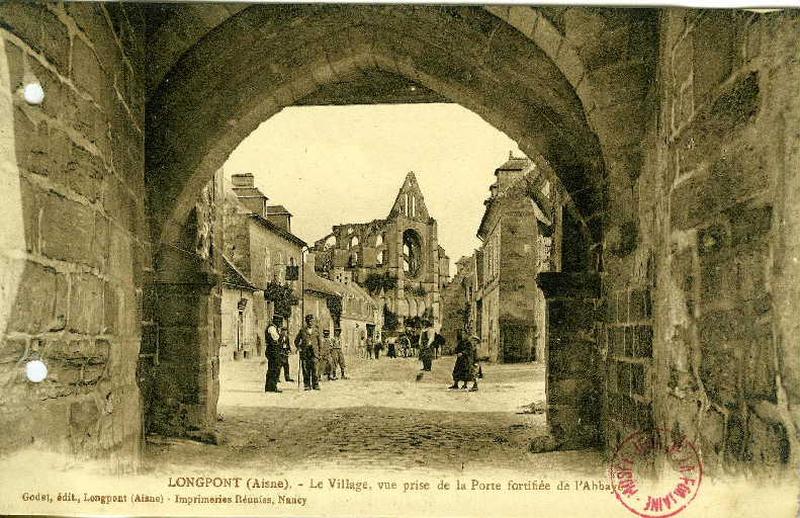 Longpont - Le village, vue prise de la Porte fortifiée de l'Abbaye