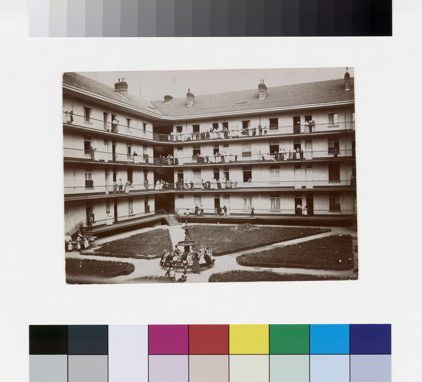 La cour du pavillon Cambrai du Familistère de Guise vue depuis le sud-ouest
