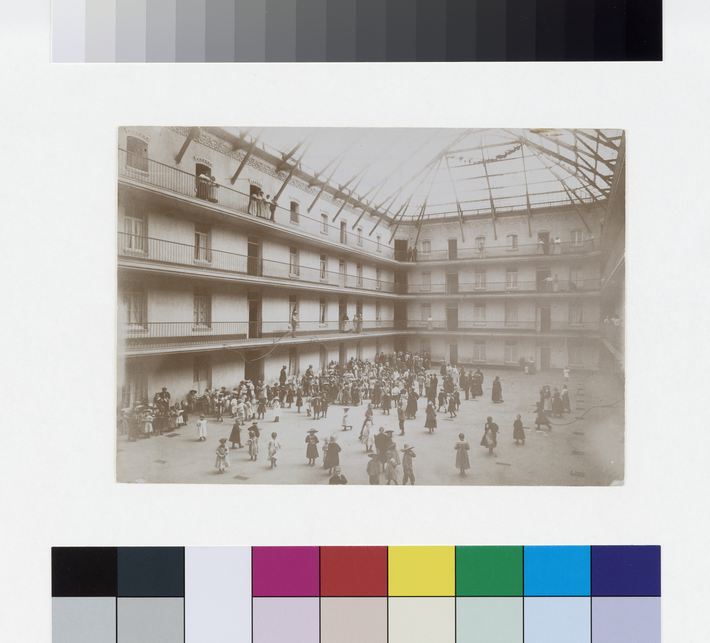 Rassemblement des écoliers dans la cour du pavillon central du Familistère de Guise ; Rentrée des classes au Familistère de Guise : rassemblement des écoliers dans la cour du pavillon central