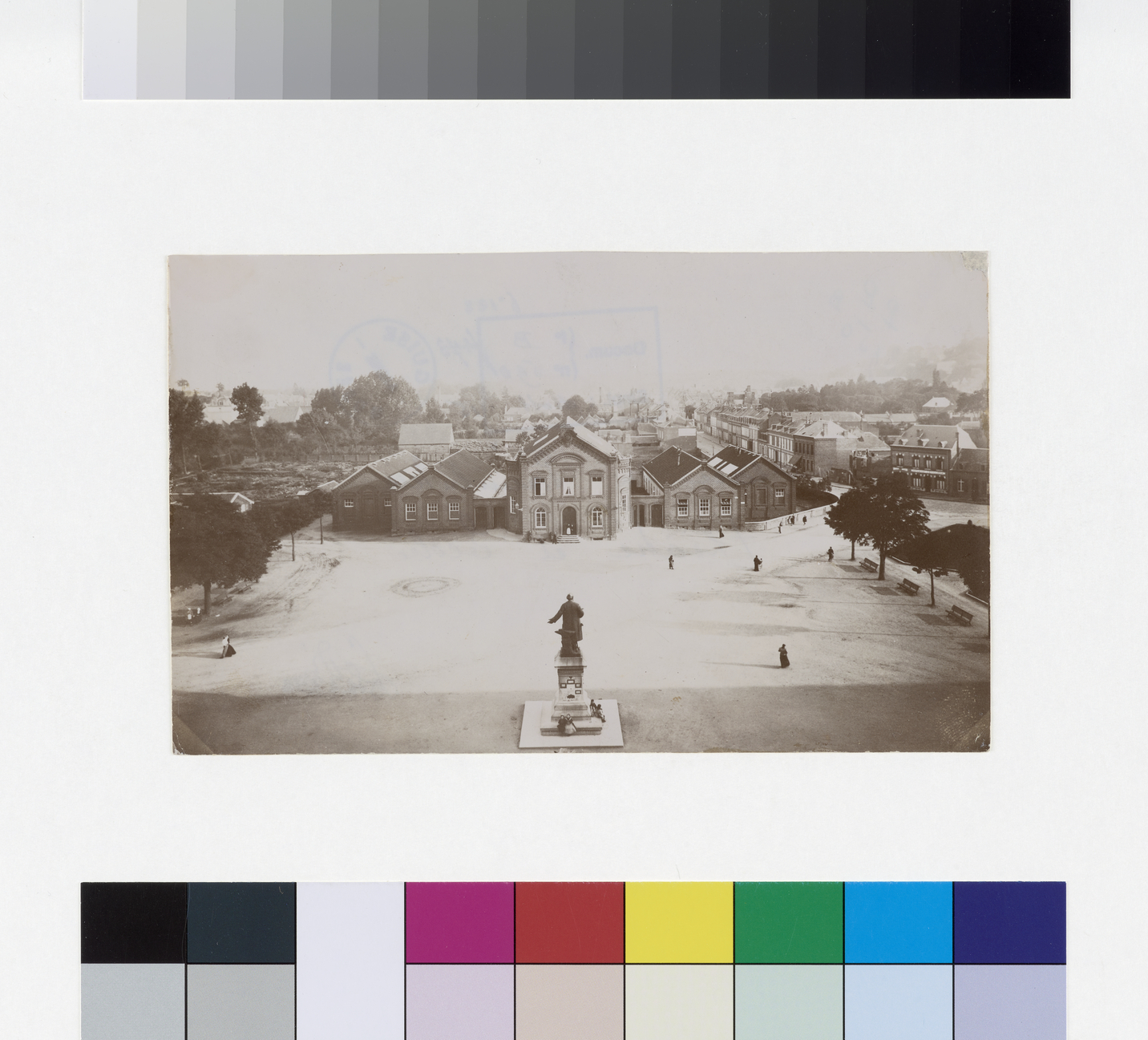 La place, le théâtre et les écoles du Familistère de Guise vus d'un étage du pavillon central du Palais social