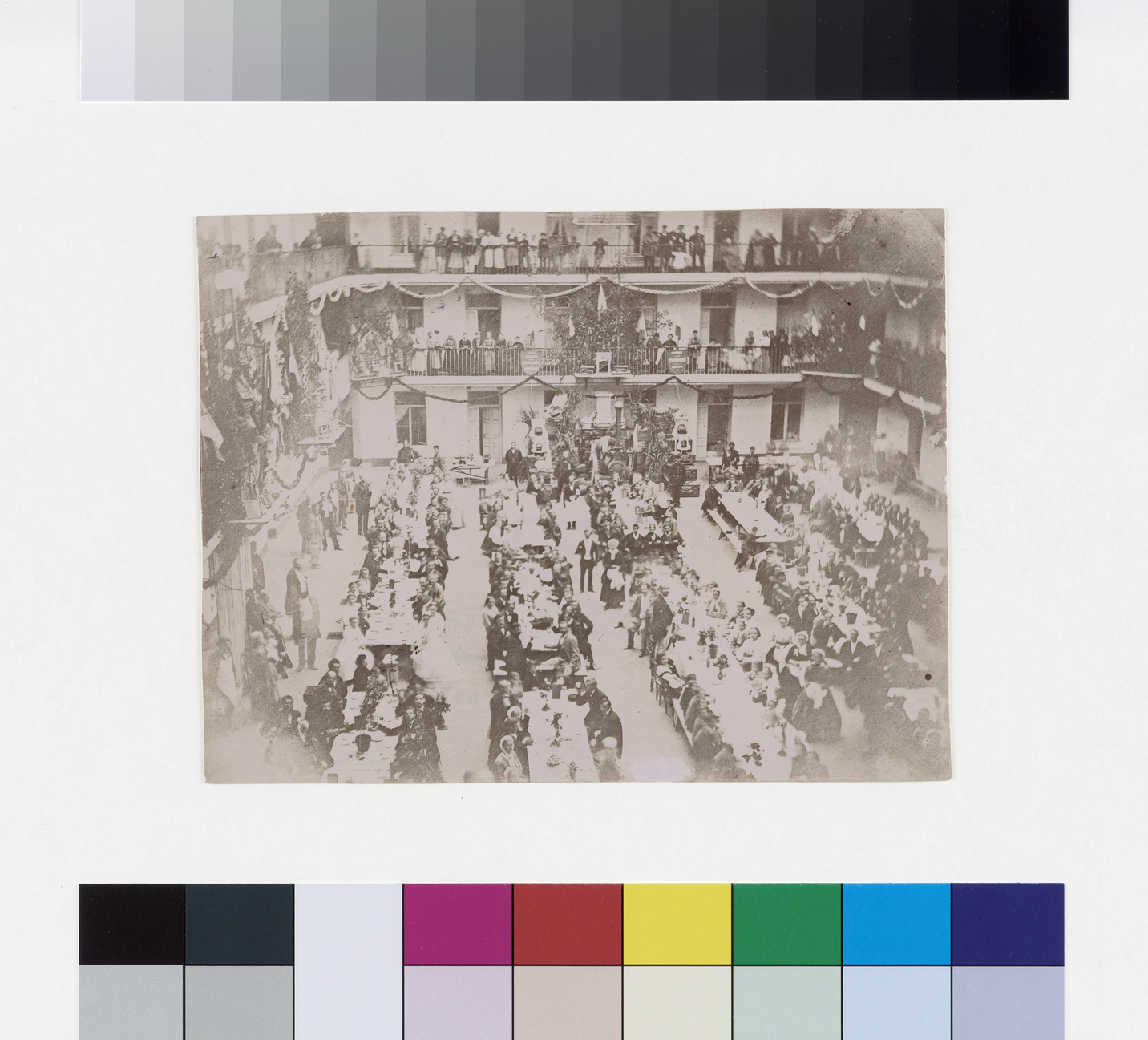 Banquet tenu dans la cour du pavillon central du Palais social du Familistère de Guise sous la présidence de Jean-Baptiste-André Godin à l'occasion de la fête du travail en 1870